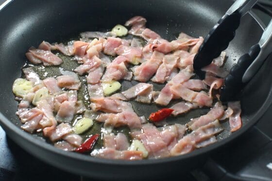 ベーコンを加えて中火で炒め焼き色をつける