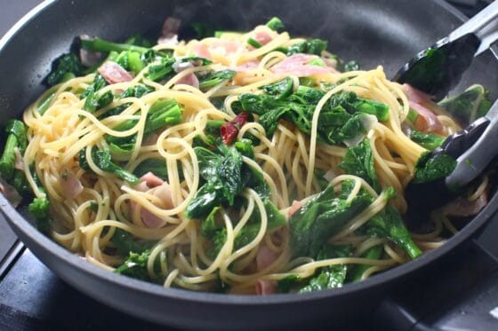 パスタと菜の花を加えてゆで汁と混ぜる