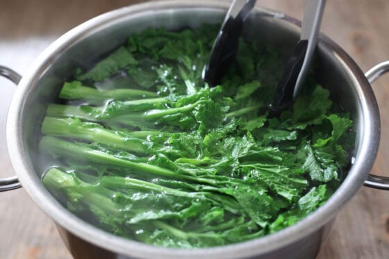 菜の花をさっと塩ゆでする下処理