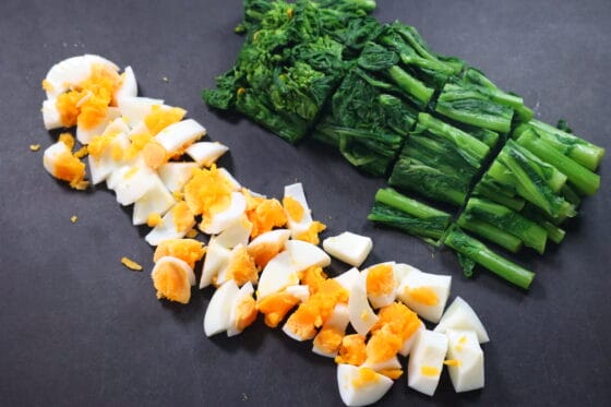 菜の花を切りゆで卵を刻む