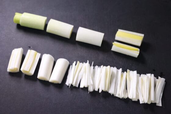 長ネギを白髪ねぎのように細く切るネギサラダの下ごしらえ