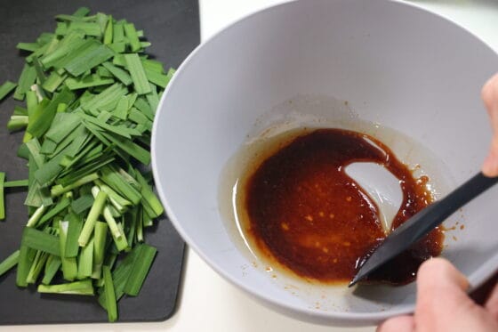 ニラを切り調味料（醤油・ごま油・にんにく・生姜）を混ぜる