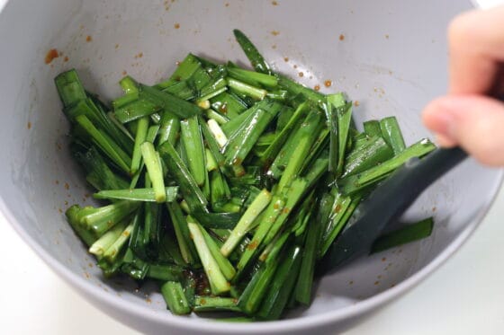 ニラを加えて醤油だれとよく和える