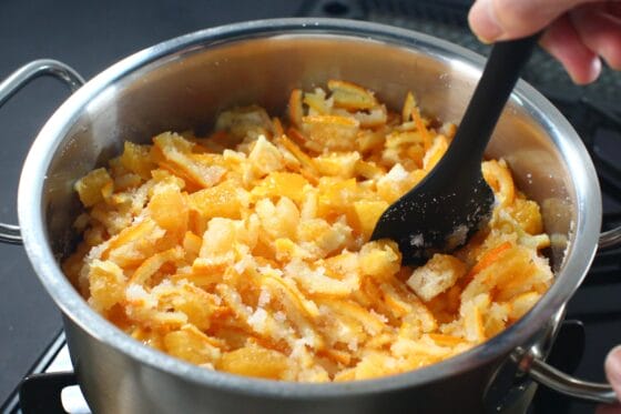 オレンジと砂糖を混ぜて火にかける