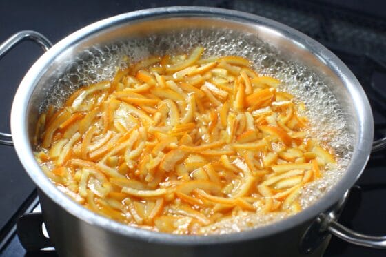 外皮を下茹でして苦味を取る