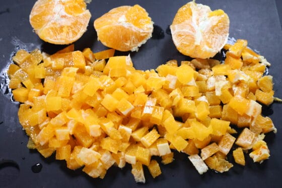 オレンジの房をざく切りにする