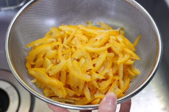 茹でた外皮の水気を切る