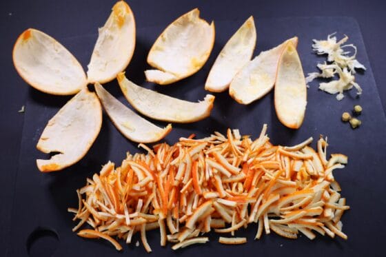 外皮をむいて細切りにする