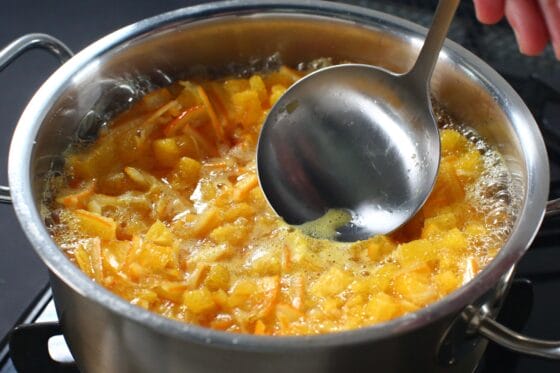 煮ながらアクを丁寧に取る