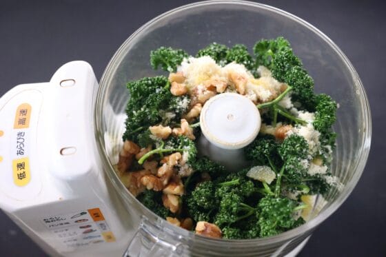 パセリソースの材料をフードプロセッサーに入れる