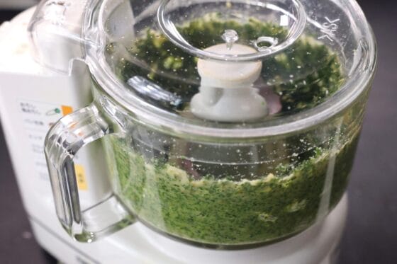 フードプロセッサーでパセリソースの材料を攪拌する
