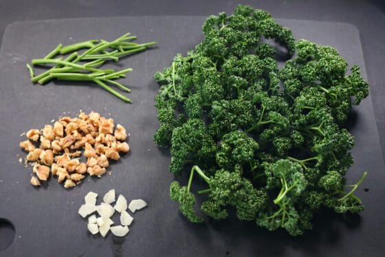 パセリソース用のパセリの葉とくるみ、にんにくを用意する