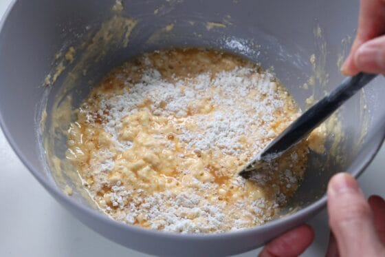 小麦粉を加えてさっくり混ぜて生地を作る