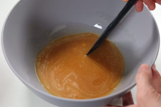 卵とだしと醤油と水を混ぜる