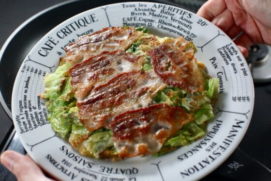 焼き上がったレタスお好み焼きの完成直前