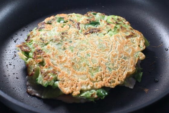 お好み焼きを裏返して焼き色をつける