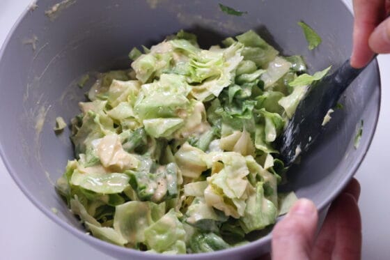 レタスを生地に加えて軽く混ぜる