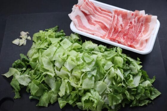 レタスをざく切りし豚バラ肉を切る下準備
