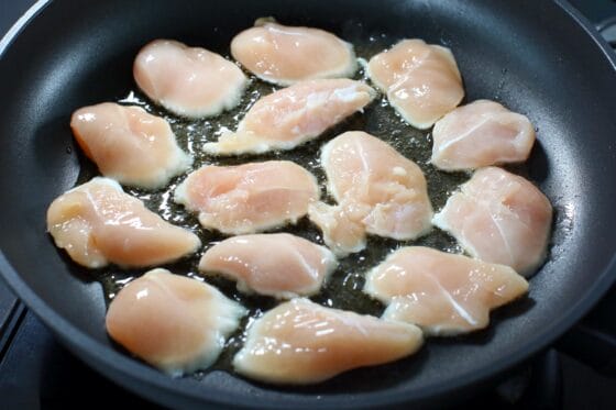 フライパンにささみを並べて焼く