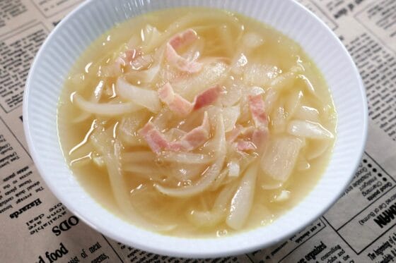 新玉ねぎスープのレシピ｜甘みを引き出す簡単コンソメスープ
