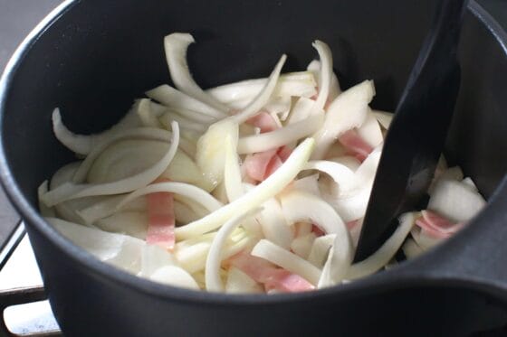 新玉ねぎとベーコンをオリーブオイルで炒める