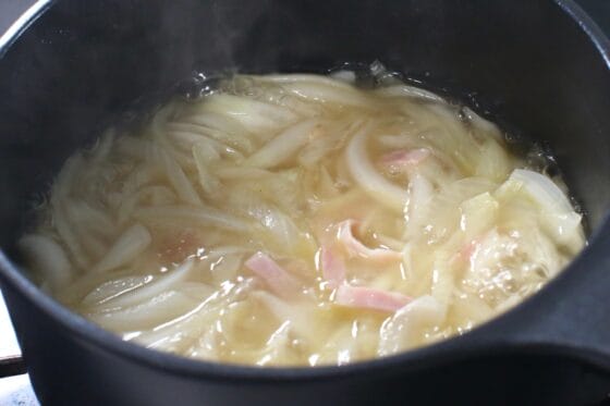 新玉ねぎとベーコンを煮て旨味を引き出す