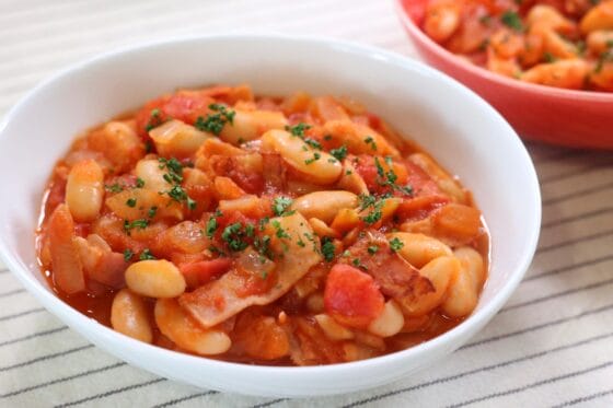 白いんげん豆のトマト煮のレシピ｜ベーコンの旨みたっぷり簡単煮込み