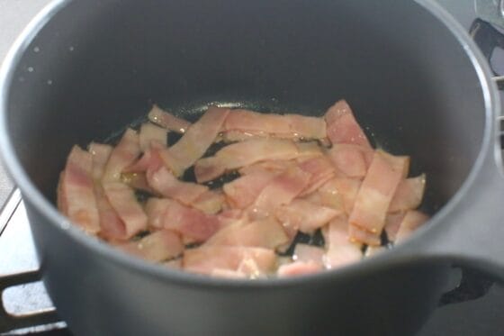 ベーコンを鍋で炒めて脂を出す