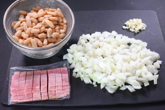 白インゲン豆のトマト煮の材料を切りそろえて準備する