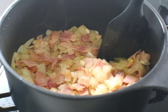 玉ねぎを加えてベーコンと一緒に炒める