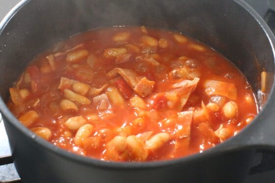 白インゲン豆を加えてトマトソースで煮込む
