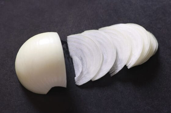 玉ねぎサラダ用に繊維に沿って薄くスライスする(玉ねぎサラダの切り方)