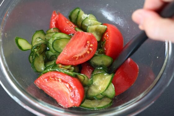 トマトときゅうりを調味料で和える