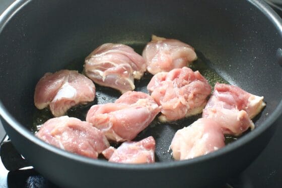 鶏もも肉を皮目から焼く