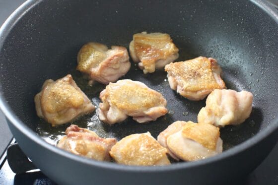 鶏肉に焼き色をつける