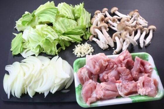 トマト鍋の具材を切り分けて下ごしらえする