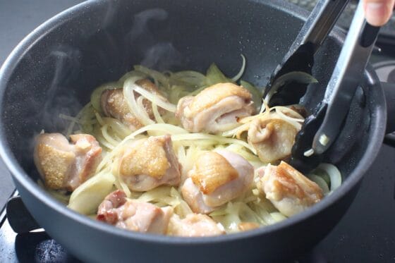 玉ねぎとにんにくを炒める