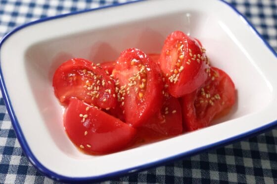 トマトナムルの簡単レシピ｜ごま油と鶏ガラで和えるだけのさっぱり副菜