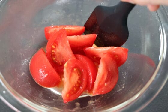 トマトにごま油と鶏ガラスープの素を加えて和える