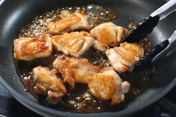 マーマレードと醤油を加えて鶏肉に絡める