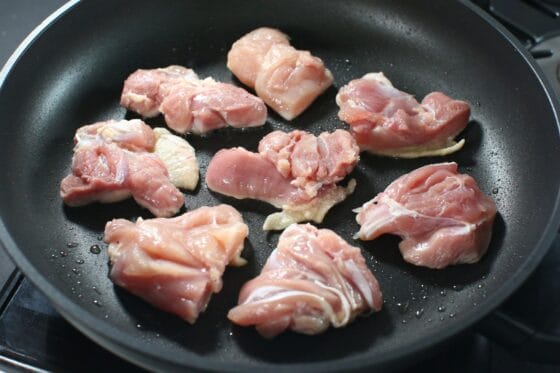 鶏肉をフライパンで皮目から焼く