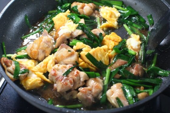卵を戻して全体をさっと混ぜたら鶏肉とニラと卵のスタミナ炒めの完成