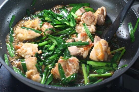 調味料を加えて鶏肉とニラに絡める