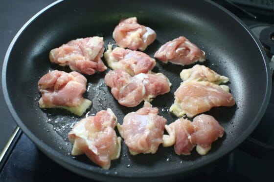 鶏もも肉をフライパンで焼き色をつける