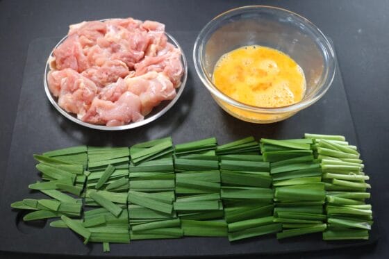 鶏もも肉とニラと卵の下ごしらえをする