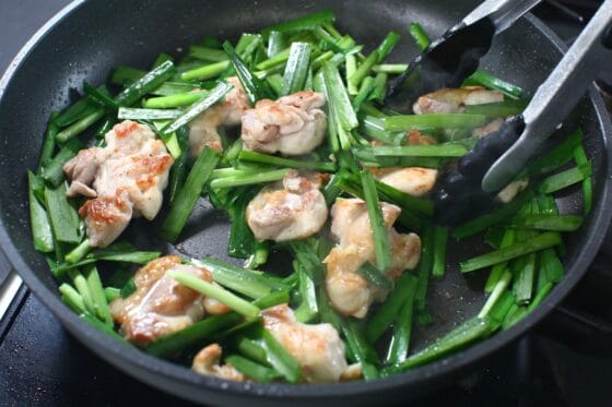 ニラを加えて鶏肉と一緒に炒める