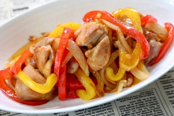 鶏肉とパプリカ炒めのレシピ｜甘辛オイスター味でご飯がすすむ簡単おかず