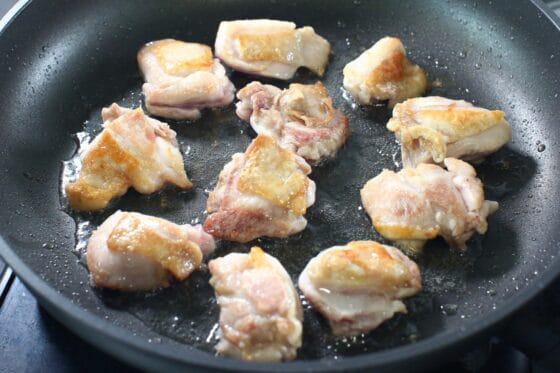 鶏肉をこんがり焼いて火を通す