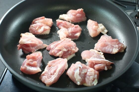 鶏肉をフライパンで焼いて焼き色をつける