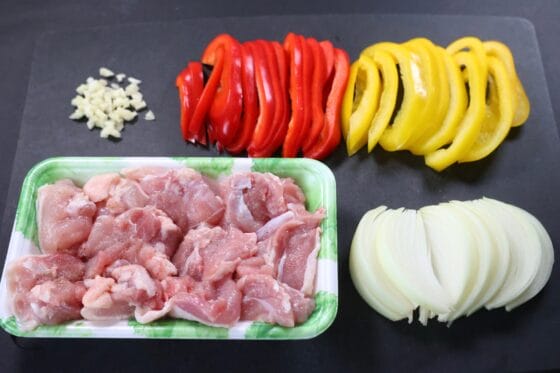 鶏肉とパプリカ炒めの材料を切り分けて準備する